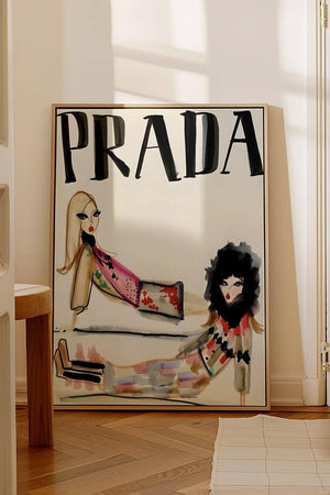 Illustrativ modeplakat med Prada-tekst og fashionfigurer i kunstnerisk stil på lys baggrund