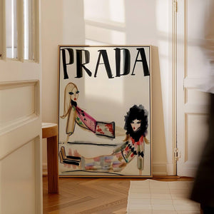 Illustrativ modeplakat med Prada-tekst og fashionfigurer i kunstnerisk stil på lys baggrund