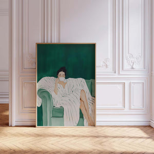 Plakat med kvinde i afslappet positur på grøn sofa i rolige grønne nuancer