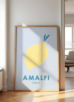 Plakat med gul citron og teksten “Amalfi Italy” – stilren vægkunst med italiensk citronmotiv og let sommerstemning.