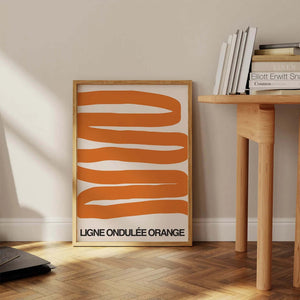 Grafisk plakat med bølgende orange former på lys baggrund i moderne indretning