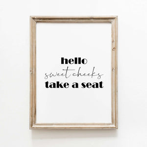 Hello Sweet Cheeks plakat – Sjov plakat til badeværelset