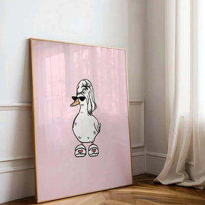 Sød humor plakat med and i håndklæde og solbriller på lyserød baggrund, iført hjemmesko med hjerter.