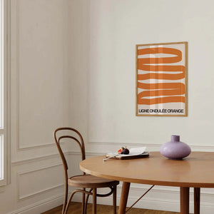 Grafisk plakat med bølgende orange former på lys baggrund i moderne indretning