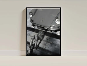 Porsche Noir – Fashion Plakat med sort/hvid Porsche og fashionmotiv. Eksklusiv sort/hvid modeplakat til moderne hjem
