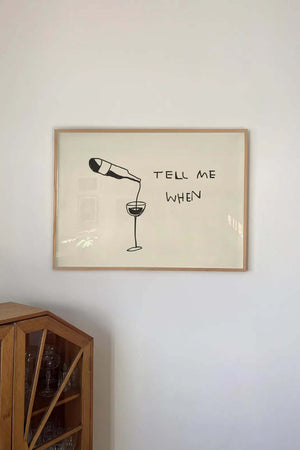 Minimalistisk vinplakat med stregtegning af vinflaske og glas samt teksten “Tell Me When”.