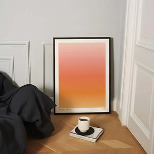 Minimalistisk plakat med orange farveovergange inspireret af solnedgang i moderne indretning