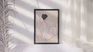 Skab ro og balance i dit hjem med vores Lagom Lady Beige Plakat. Motivet viser en stilfuld silhuet 