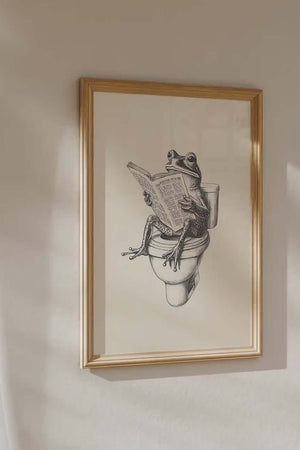 Humor plakat til badeværelset med illustration af en frø, der sidder på toilettet og læser avis i sort-hvid stil.