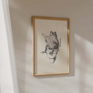 Humor plakat til badeværelset med illustration af en frø, der sidder på toilettet og læser avis i sort-hvid stil.