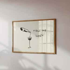 Minimalistisk vinplakat med stregtegning af vinflaske og glas samt teksten “Tell Me When”.