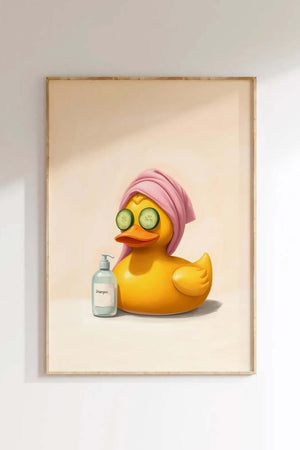 Illustreret plakat af en badeand i spa med pink håndklæde og agurkeskiver på øjnene – humoristisk vægkunst til badeværelset.