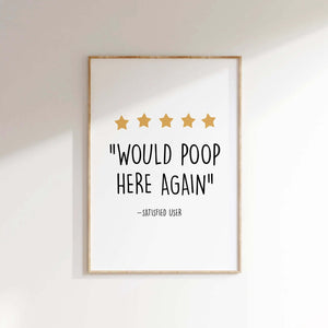 Humor plakat til badeværelset med teksten “Would Poop Here Again” og fem stjerner i et minimalistisk design.