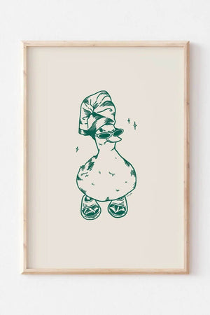 Plakat med sjov illustration af badeand iført klipklapper – perfekt til badeværelset eller gæstetoilettet med et humoristisk twist.