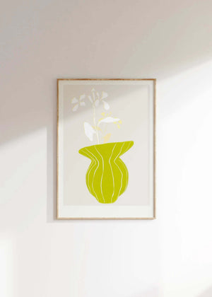 Plakat med grøn organisk form og fine linjer på lys baggrund i moderne indretning