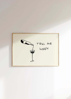 Minimalistisk vinplakat med stregtegning af vinflaske og glas samt teksten “Tell Me When”.