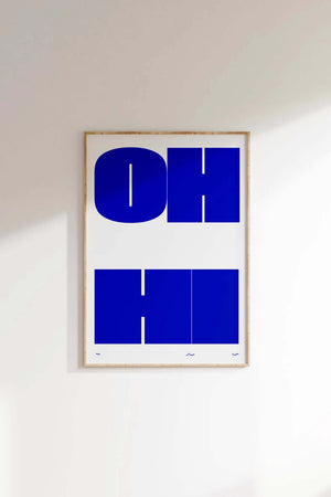 Grafisk typografi plakat i blå nuancer med geometriske bogstavformer på lys baggrund