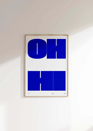 Grafisk typografi plakat i blå nuancer med geometriske bogstavformer på lys baggrund