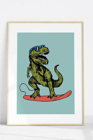 T-Rex På Surfbræt Børneplakat – Sjov Dinosaur Surfing Plakat