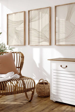 Moderne billedvæg med tre neutrale plakater i beige toner og abstrakte linjer