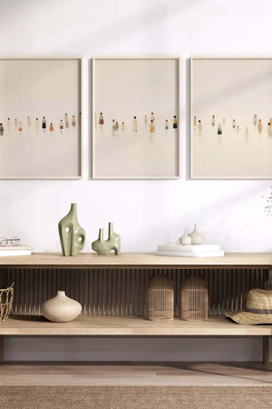 Moderne billedvæg med tre neutrale plakater med små figurer i beige toner