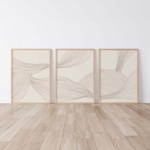 Moderne billedvæg med tre neutrale plakater i beige toner og abstrakte linjer