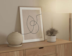 Moderne billedvæg med tre abstrakte line art plakater i beige og sort