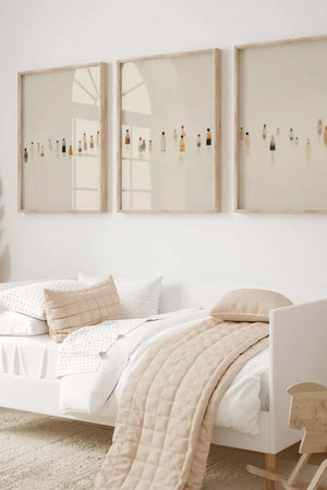 Moderne billedvæg med tre neutrale plakater med små figurer i beige toner