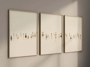 Moderne billedvæg med tre neutrale plakater med små figurer i beige toner