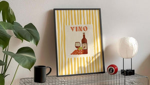 Retro vin plakat med teksten VINO, rødvinsflaske og gule striber – moderne køkkenplakat til spiseplads