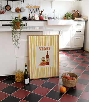 Retro vin plakat med teksten VINO, rødvinsflaske og gule striber – moderne køkkenplakat til spiseplads