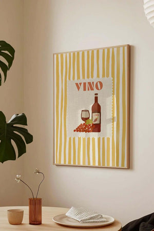 Retro vin plakat med teksten VINO, rødvinsflaske og gule striber – moderne køkkenplakat til spiseplads