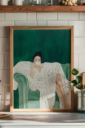 Plakat med kvinde i afslappet positur på grøn sofa i rolige grønne nuancer