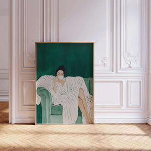 Plakat med kvinde i afslappet positur på grøn sofa i rolige grønne nuancer