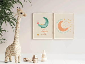 I love you to the moon and back Ellens ShopI love you to the moon and back  Vores børneplakat med citatet 'I love you to the moon and back' er den perfekte måde at udtrykke din kærlighed til dit barn. Skab en hjertevarm atmosfære i børneværelset med dette smukke citat. En ideel gave til små elskede. 50x70 cm størrelse.