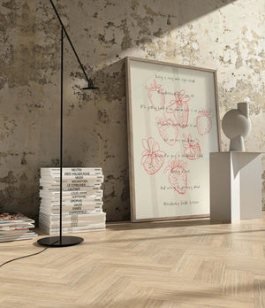 Plakat med håndtegnede røde jordbær og poetisk tekst på lys baggrund i roligt kunstnerisk udtryk