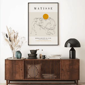 Matisse plakat med dansende figurer i sort streg på beige baggrund og gylden cirkel.