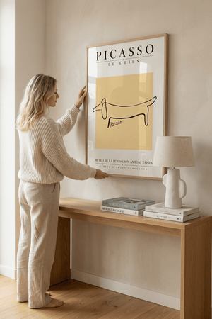Picasso Le Chien er en farverig og unik plakat, der vil være en fantastisk tilføjelse til enhver indretning. 