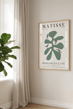 Samedi 28 Mars – Matisse Plakat er en frisk og moderne kunstplakat inspireret af Henri Matisse’s karakteristiske formsprog. Med grønne toner og organiske former bringer plakaten ro, liv og kunstnerisk elegance ind i dit hjem.
