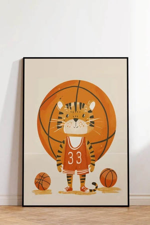 Tiger basketbold børneplakat med en tiger i basketballaktion. Perfekt til børn, der elsker både dyr og sport. Giv væggen liv med denne energiske plakat!