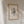Humor plakat til badeværelset med illustration af en frø, der sidder på toilettet og læser avis i sort-hvid stil.
