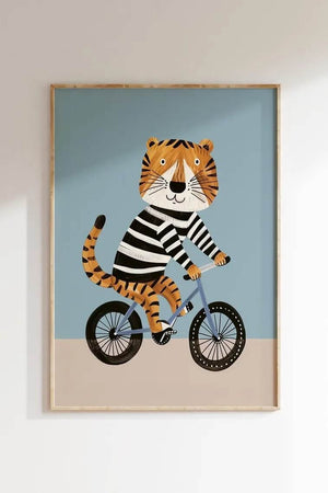 Tiger på cykel børneplakat med en farverig tiger, der cykler. Sjov og eventyrlig plakat til børneværelset, der tilføjer fart og liv til væggen!