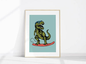 T-Rex På Surfbræt Børneplakat – Sjov Dinosaur Surfing Plakat