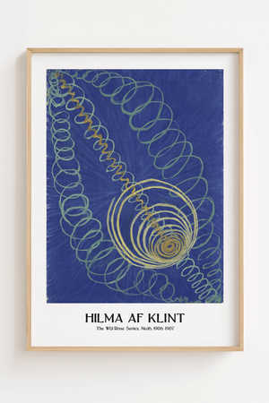 Cosmic Spiral plakat – Hilma af Klint abstrakt kunstplakat med blå spiral og gyldne linjer