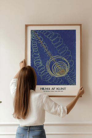 Cosmic Spiral plakat – Hilma af Klint abstrakt kunstplakat med blå spiral og gyldne linjer
