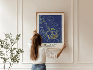 Cosmic Spiral plakat – Hilma af Klint abstrakt kunstplakat med blå spiral og gyldne linjer
