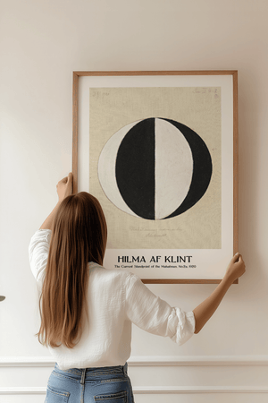The Current Standpoint of the Mahatmas plakat – Hilma af Klint abstrakt kunstplakat med sort og hvid cirkelmotiv