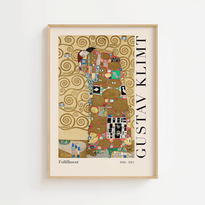 Fulfillment plakat – Gustav Klimt kunstplakat med gyldne mønstre og omfavnende par