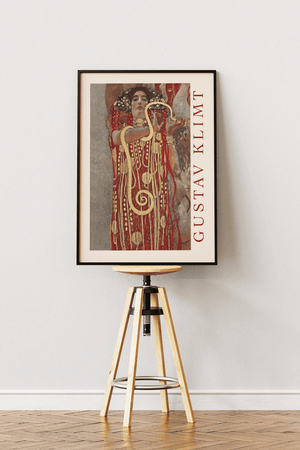 Hygieia plakat – Gustav Klimt kunstplakat med rød kjole og gyldne ornamenter