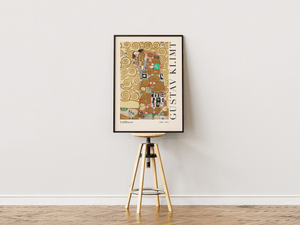 Fulfillment plakat – Gustav Klimt kunstplakat med gyldne mønstre og omfavnende par